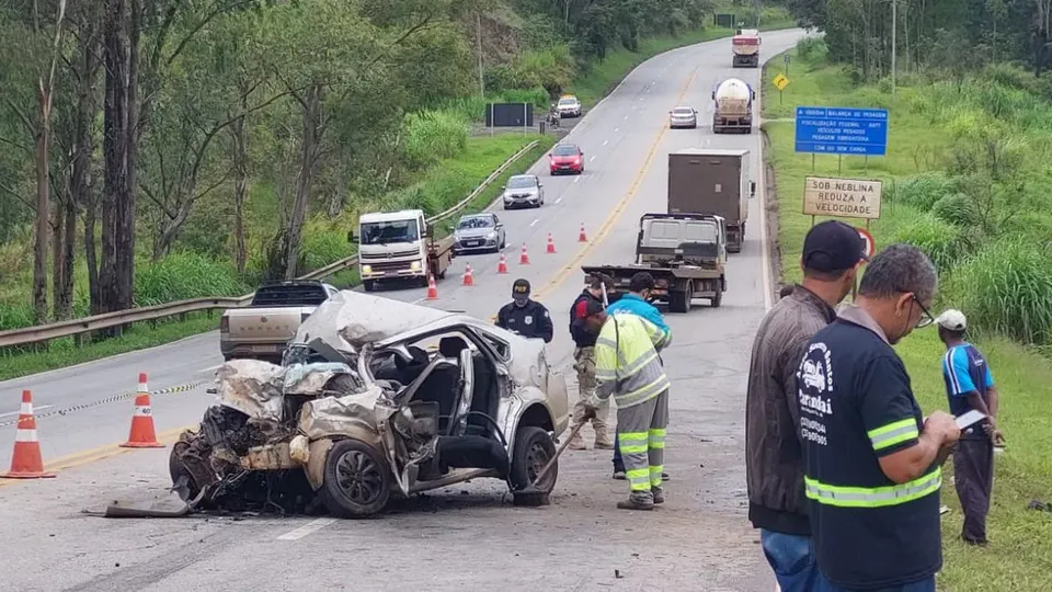 Colisão entre caminhão e carro de passeio em Carandaí deixa cinco mortos e duas pessoas feridas na manhã desta terça-feira.