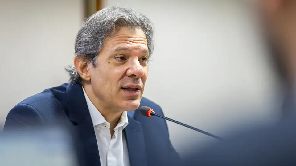 Ministro da Fazenda afirma que isenção deve subir para R$ 3.036, mas haverá compensação fiscal.