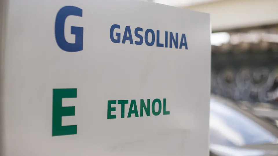 Os preços médios da gasolina e do etanol aumentaram na primeira quinzena de janeiro, impactados pela valorização do dólar.