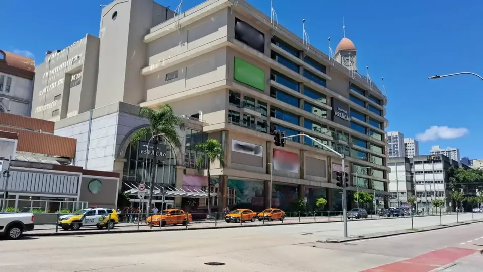 Acidente ocorreu na manhã desta terça-feira (14) no Shopping Estação, no bairro Rebouças, em Curitiba.