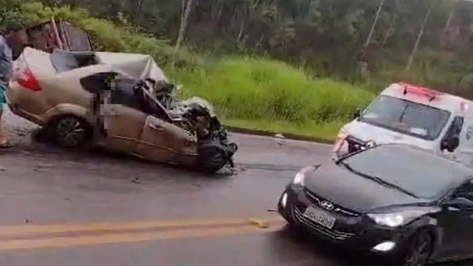 Colisão entre carro e caminhão em Minas Gerais resulta em 5 mortes e 2 feridos