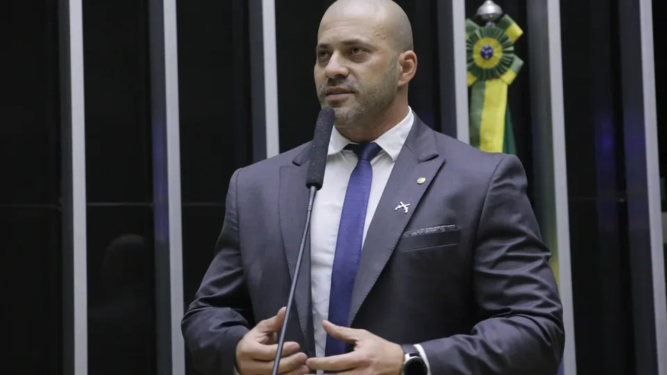 Ex-deputado foi preso após descumprir regras de liberdade condicional; defesa alega que buscou atendimento médico.