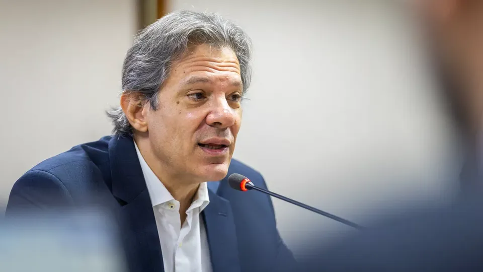 Ministro da Fazenda, Fernando Haddad, refuta boatos sobre taxação de veículos com mais de 20 anos e alerta sobre fake news.