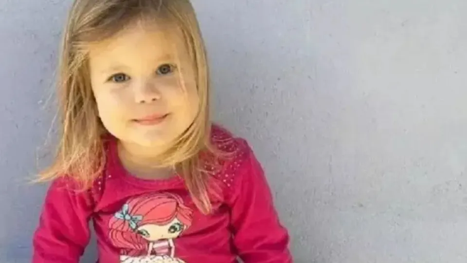 Soraia Schmidt, de 4 anos, foi atacada pela irmã de 22 anos enquanto dormia em Mafra, SC.