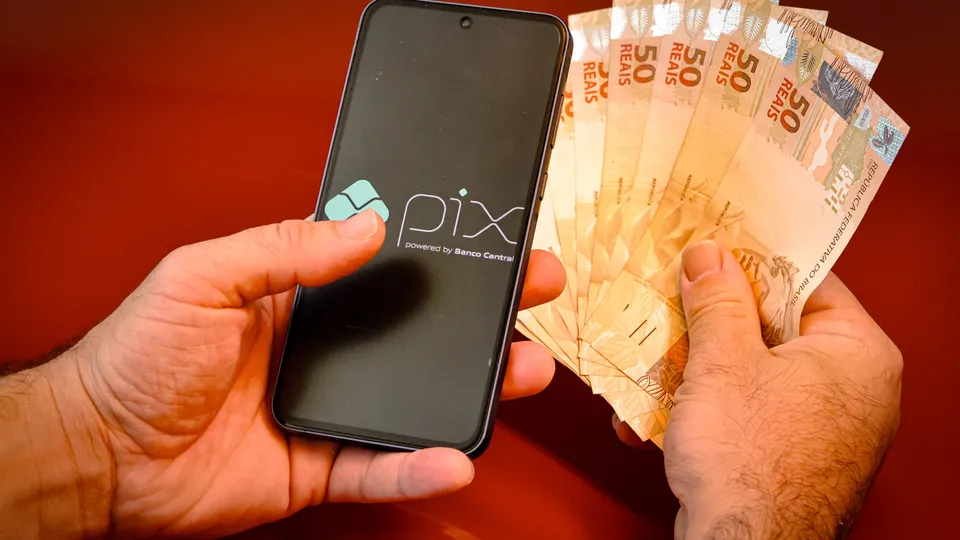 Federação Brasileira de Bancos reafirma que regras do Pix permanecem inalteradas e sem cobranças adicionais.