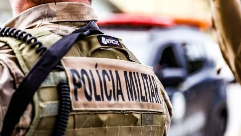 Vítima de 41 anos foi localizada em um quarto trancado, com evidências de violência.