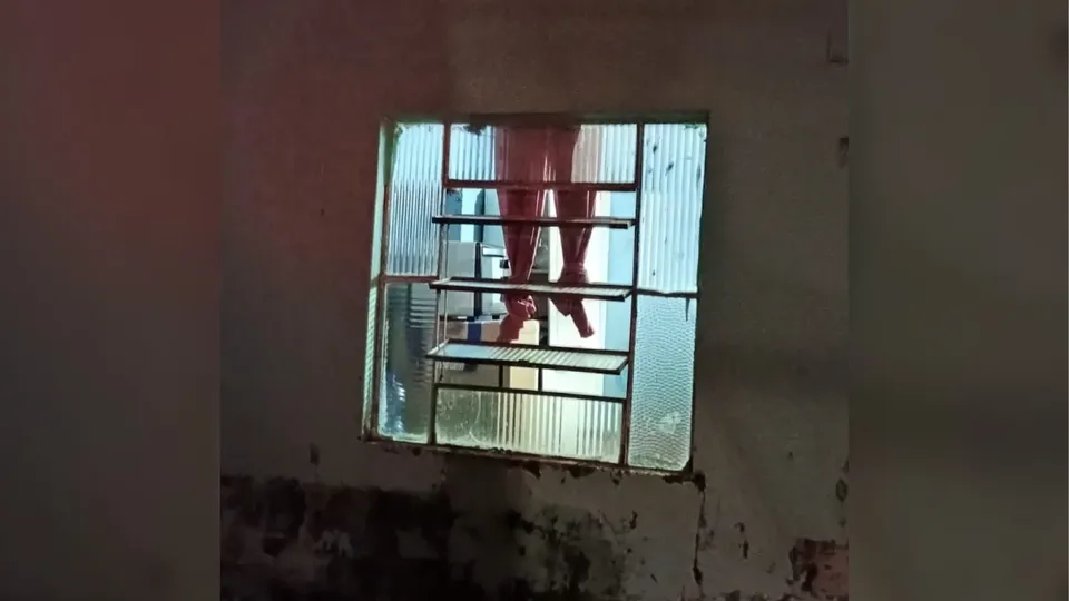 Confusão ocorreu em Formosa (GO) após homem ver cortina amarrada na janela. Bombeiros esclareceram mal-entendido rapidamente.