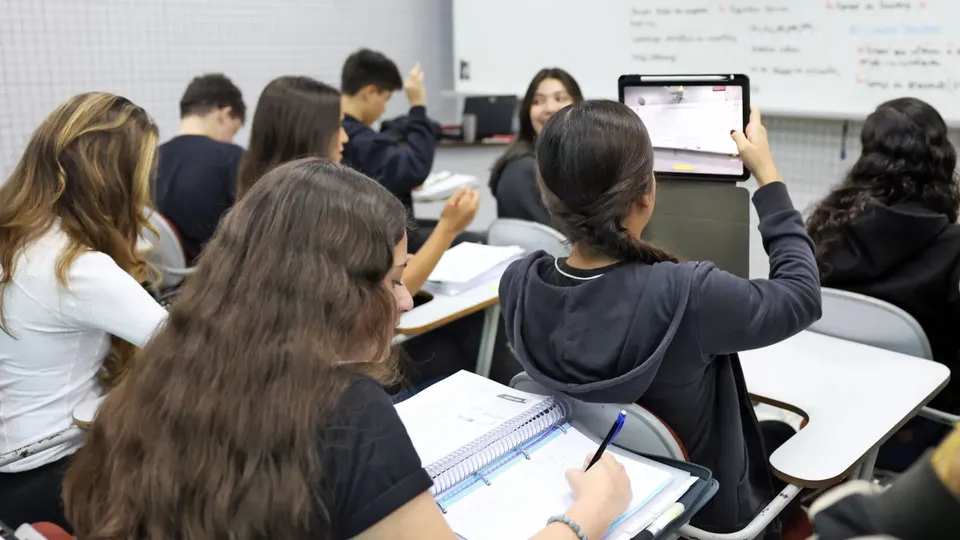 Iniciativa visa valorizar a carreira docente e beneficiar 2,3 milhões de educadores em todo o Brasil.