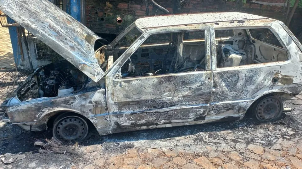 Uma briga envolvendo 15 pessoas armadas terminou com um carro em chamas em Chapecó, Oeste de Santa Catarina.