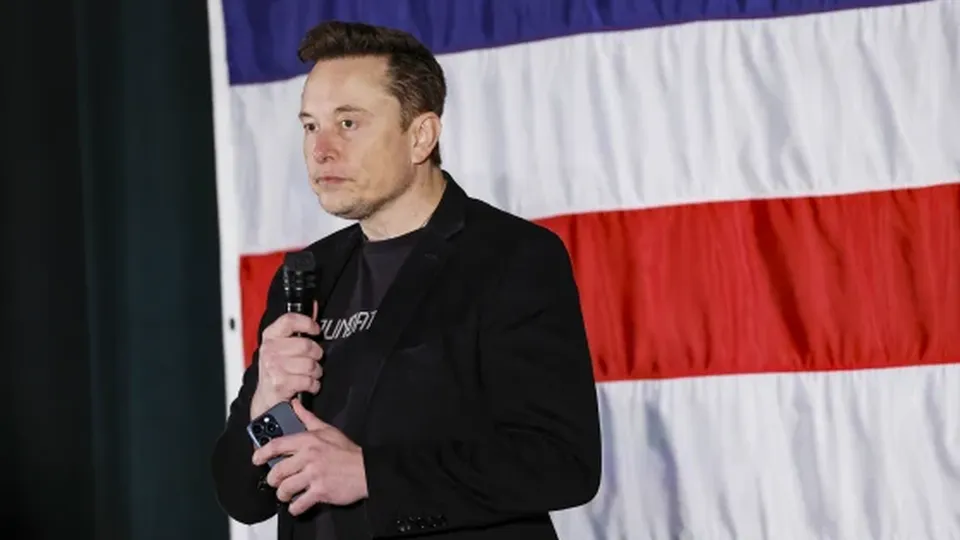 O regulador financeiro alega que Musk não divulgou sua participação na empresa, permitindo que comprasse ações a preços abaixo do mercado.