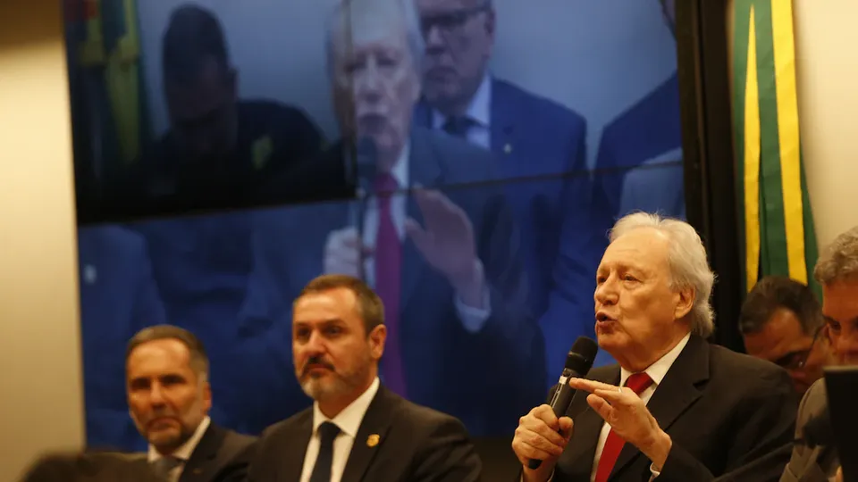O ministro da Justiça, Ricardo Lewandowski, divulga nova versão da PEC da Segurança Pública, incorporando sugestões de governadores.