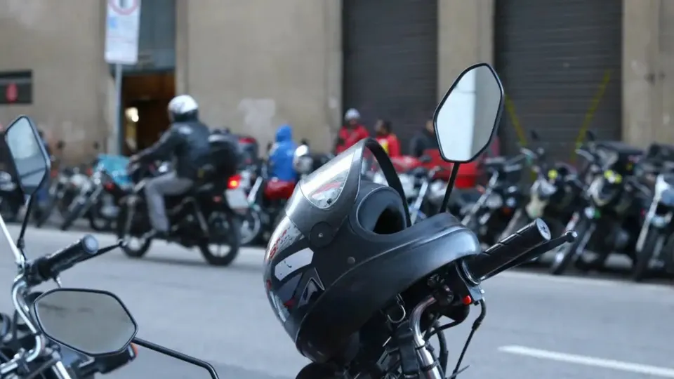 A 99 anunciou a implementação do serviço de mototáxi, desafiando decreto municipal que proíbe a prática.