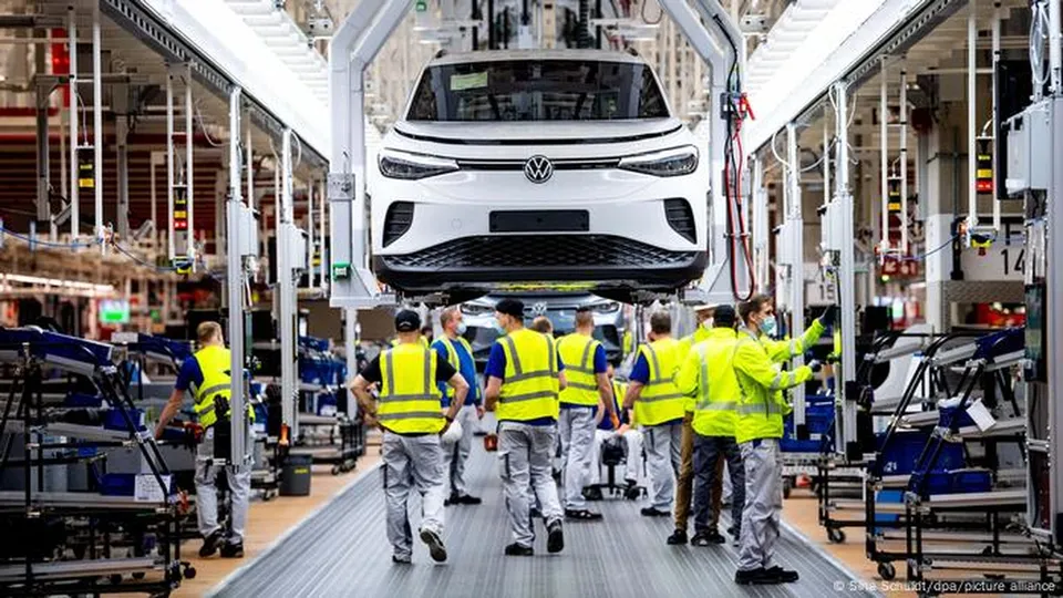 O Produto Interno Bruto da Alemanha caiu 0,2% em 2024, após recuo de 0,3% em 2023, refletindo uma crise industrial persistente.