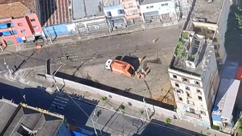 Com 40 metros de extensão, muro na Cracolândia visa conter fluxo de usuários de drogas e melhorar a segurança na região.