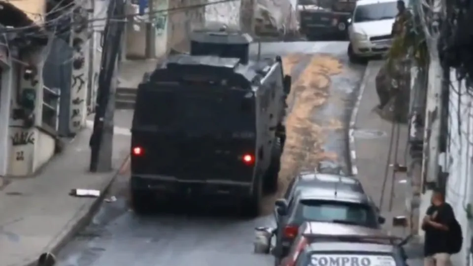 Ação das polícias Civil e Militar no Complexo do Alemão resulta em tiroteio e um policial ferido; vídeo mostra caveirão derrapando.