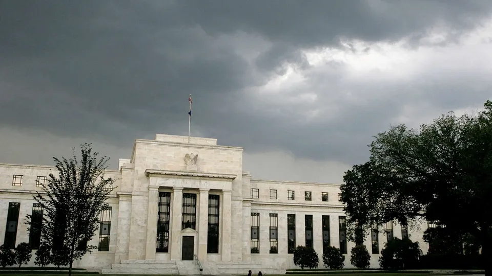 Dados recentes sobre inflação e indústria nos EUA elevam as chances de cortes de juros pelo Federal Reserve em 2025.