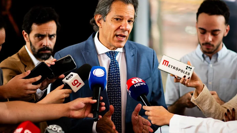 Ministro da Fazenda, Fernando Haddad, destaca que o governo tomará medidas judiciais contra desinformação sobre o sistema de pagamentos.