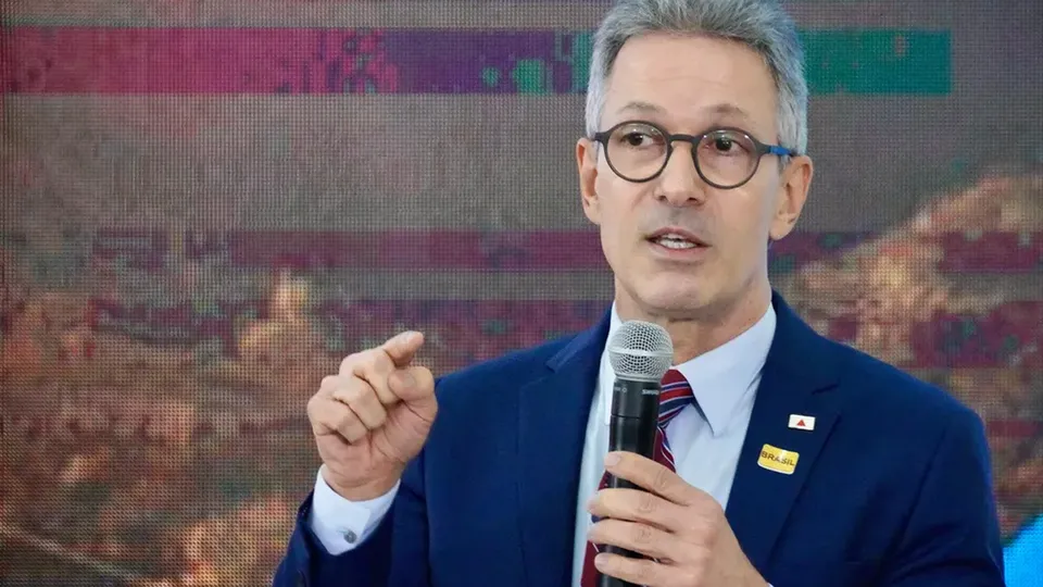 Governador de Minas Gerais critica vetos do presidente e destaca a dívida do estado com a União, que chega a R$ 163 bilhões.