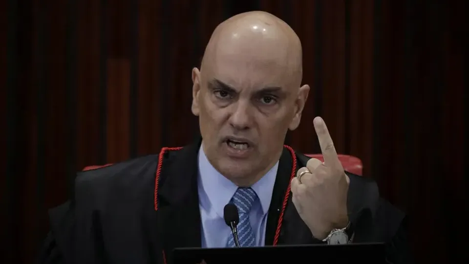 Ministro do STF exige que defesa do ex-deputado apresente pistola registrada em seu nome