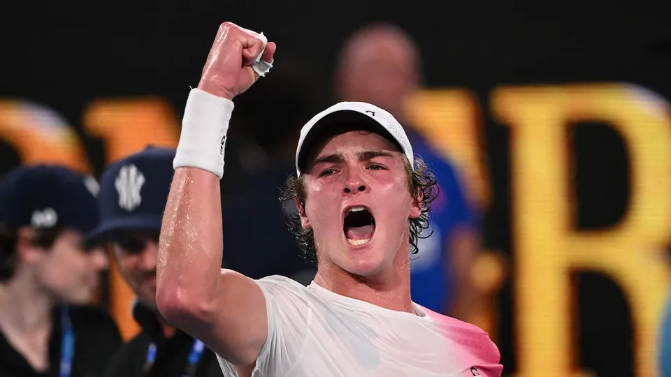 O ex-tenista John McEnroe se impressiona com o talento do brasileiro de 18 anos após sua estreia em Melbourne.