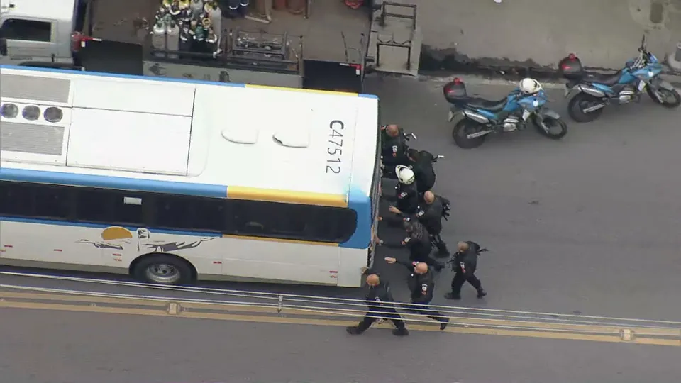 Criminosos sequestram ônibus e fazem barricadas no Engenho Novo, no Rio de Janeiro