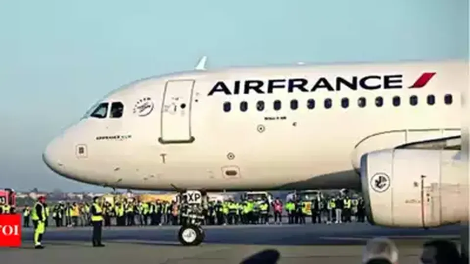 Um passageiro não identificado faleceu em um voo da Air France, apesar dos esforços médicos a bordo. A polícia investiga o caso.