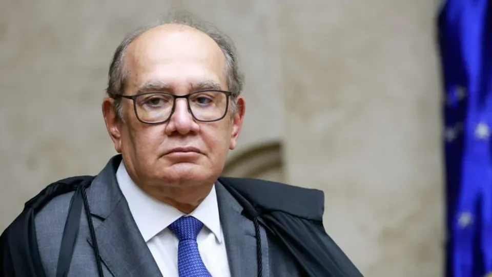O NZZ denuncia 'abuso de poder' no judiciário do Brasil e menciona evento polêmico promovido por Gilmar Mendes.