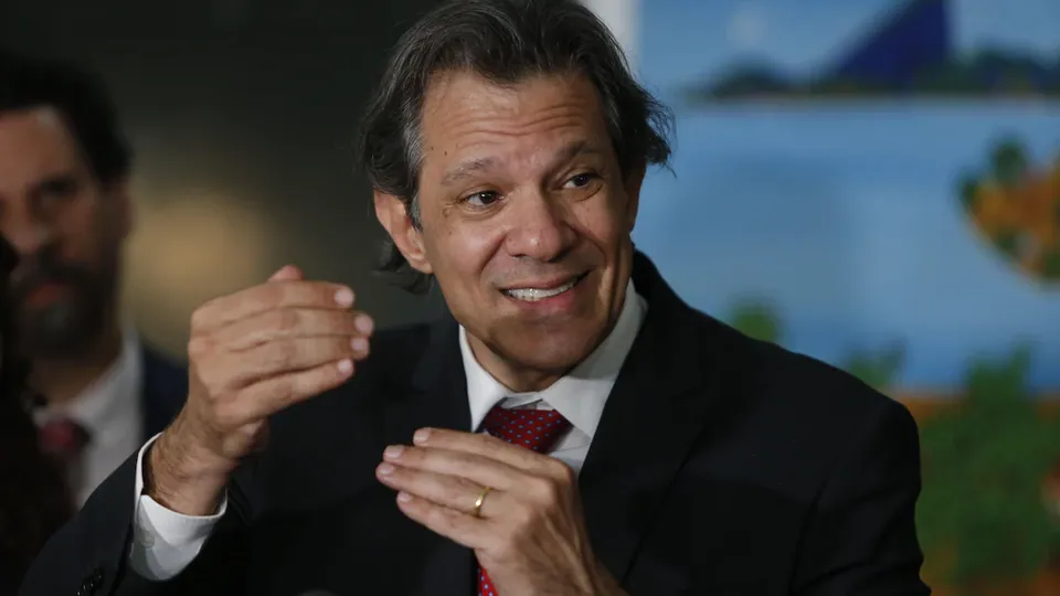 Ministro da Fazenda critica senador da oposição por fake news sobre taxação do Pix