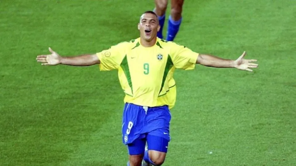 O ex-jogador, que brilha na memória do pentacampeonato de 2002, não aparece em vídeo da CBF, gerando revolta entre torcedores.
