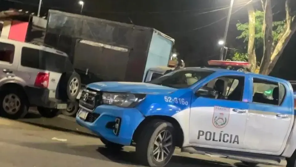 Patrícia Oliveira Soares, de 38 anos, e Mário Vitor Cavalcante Duarte, de 23, foram atingidos em praça; vítima fatal teria ligação com o tráfico