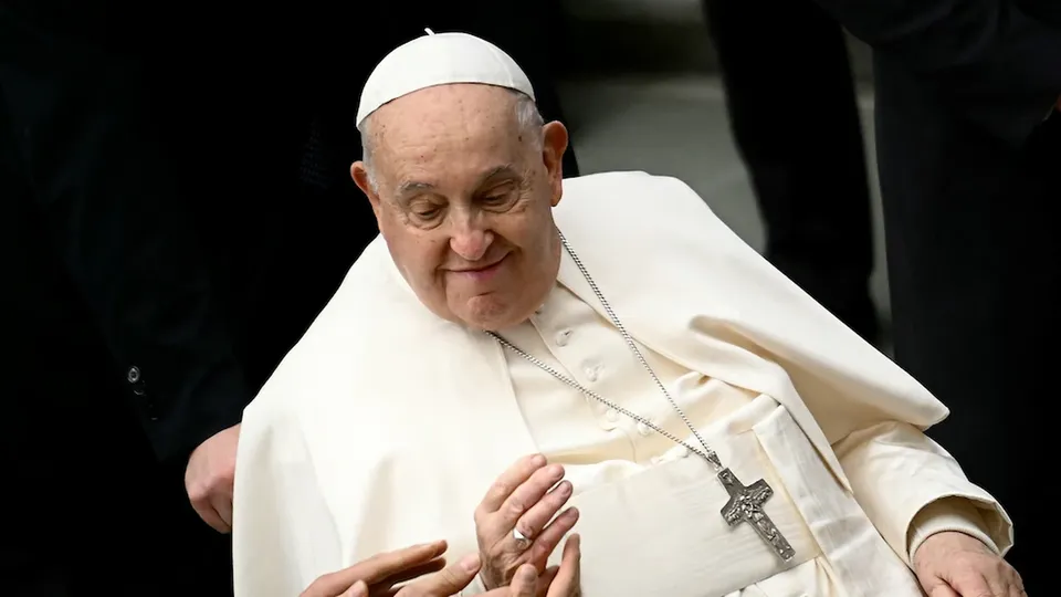 O pontífice sofreu uma contusão no antebraço direito, mas não teve fraturas, segundo o Vaticano.