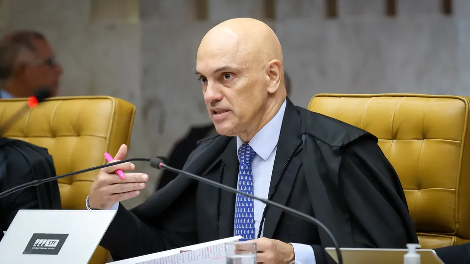 Ministro do STF rejeita solicitação do ex-presidente, que teve passaporte retido por investigações.