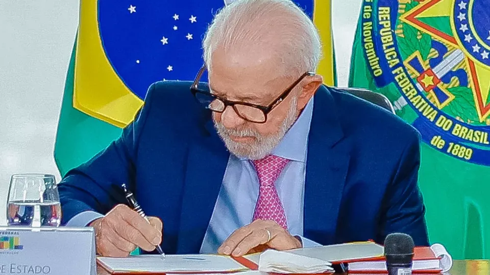 Após pressão e fake news, presidente assina MP que garante gratuidade e sigilo nas transações via Pix, mas perde apoio popular.