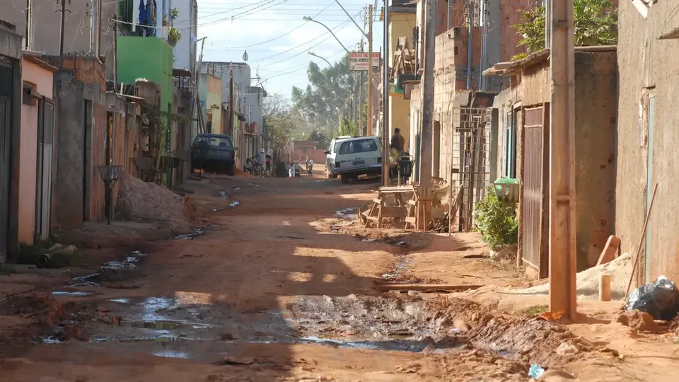Estudo revela que 55,9% dos jovens brasileiros vivem em condições de pobreza multidimensional em 2023.