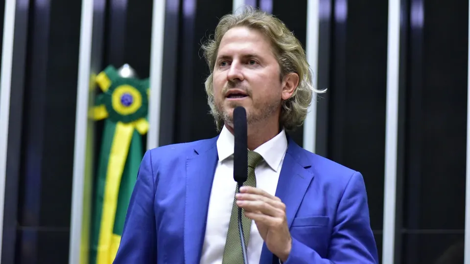 Deputado federal do PT expressa descontentamento com a gestão de Lula após revogação de fiscalização do Pix.