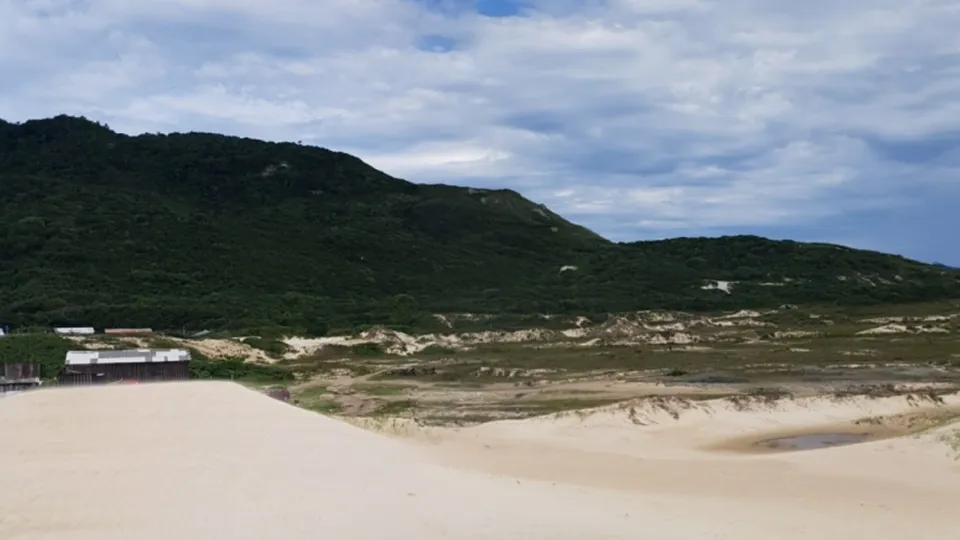 Homem morre após queda do costão entre as praias dos Ingleses e Santinho, em SC