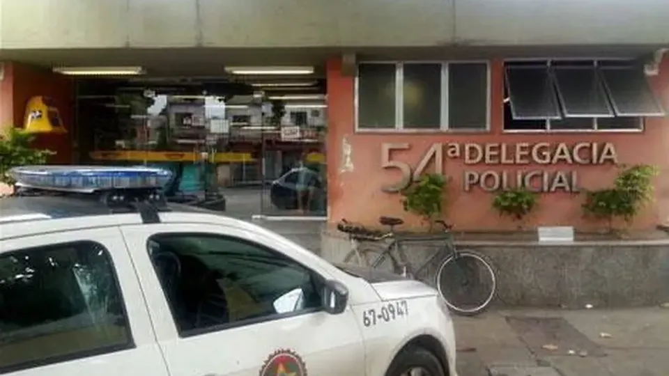 Vítima foi atingida enquanto saía com a mãe para comprar refrigerante na Baixada Fluminense.