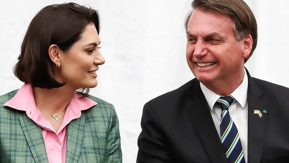 Ex-primeira-dama viajará para a cerimônia, enquanto Jair Bolsonaro enfrenta restrições judiciais