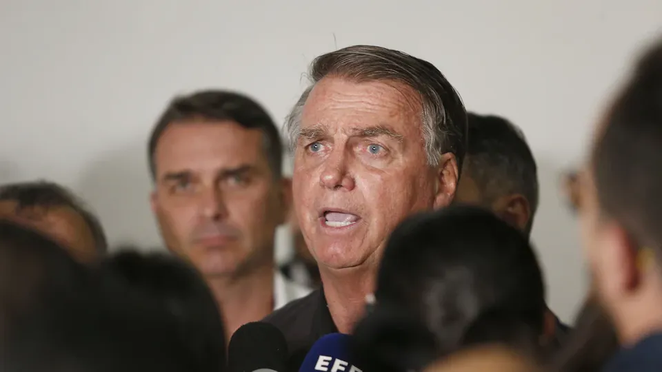 Ex-presidente critica inelegibilidade e elogia Trump, Musk e Zuckerberg em conversa com o jornal americano