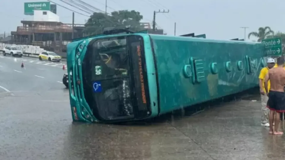 Ônibus tomba em Florianópolis durante forte chuva; 15 passageiros são resgatados