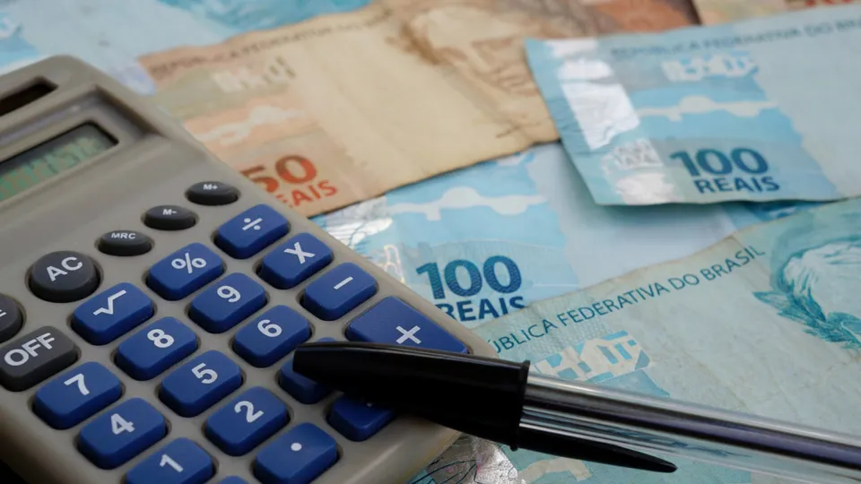Estudo revela que quase dois milhões de brasileiros enfrentam endividamento por conta das bets, impactando a economia.