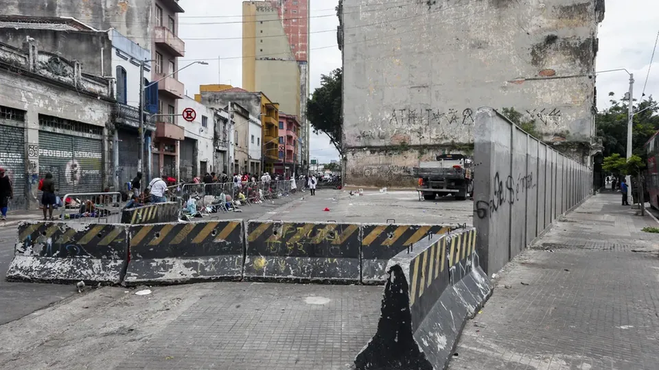 Ministro do STF exige esclarecimentos sobre a construção de muro que isola usuários de drogas em São Paulo.