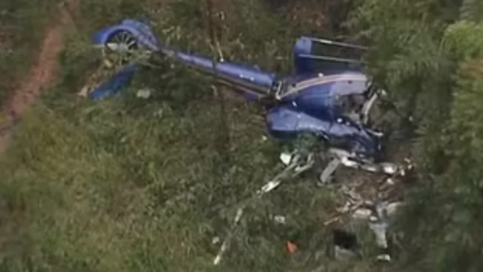 Um helicóptero caiu na noite de quinta-feira, 16, em Caieiras, na Grande São Paulo, com quatro pessoas a bordo.