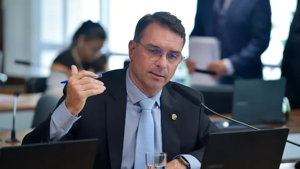 O senador Flávio Bolsonaro alega que o ministro da Fazenda feriu sua honra ao fazer acusações infundadas sobre rachadinhas.