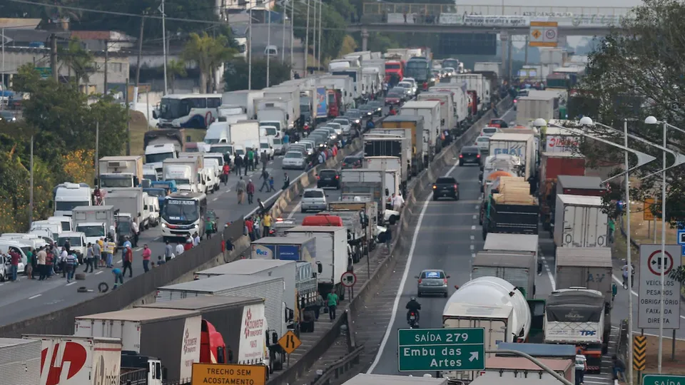 Deslizamento de terra fecha totalmente a Rodovia Régis Bittencourt em Embu das Artes