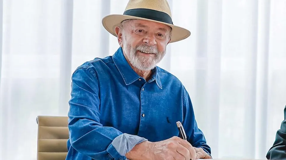 O presidente Luiz Inácio Lula da Silva sancionou a primeira lei da reforma tributária, que cria o Imposto sobre Valor Agregado com alíquota de 28%.