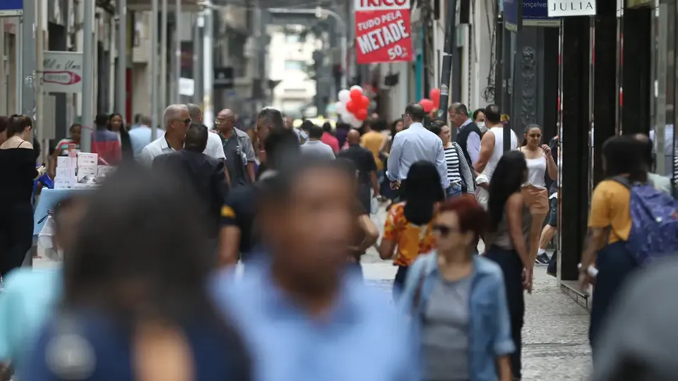 Entenda as mudanças que regulamentam a reforma tributária e suas implicações para a população.
