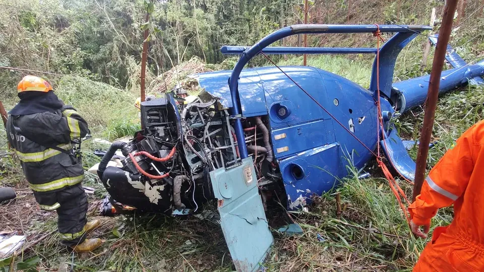 A aeronave estava desaparecida desde a noite de quinta-feira (16). Queda ocorreu em área de mata fechada na Grande São Paulo.