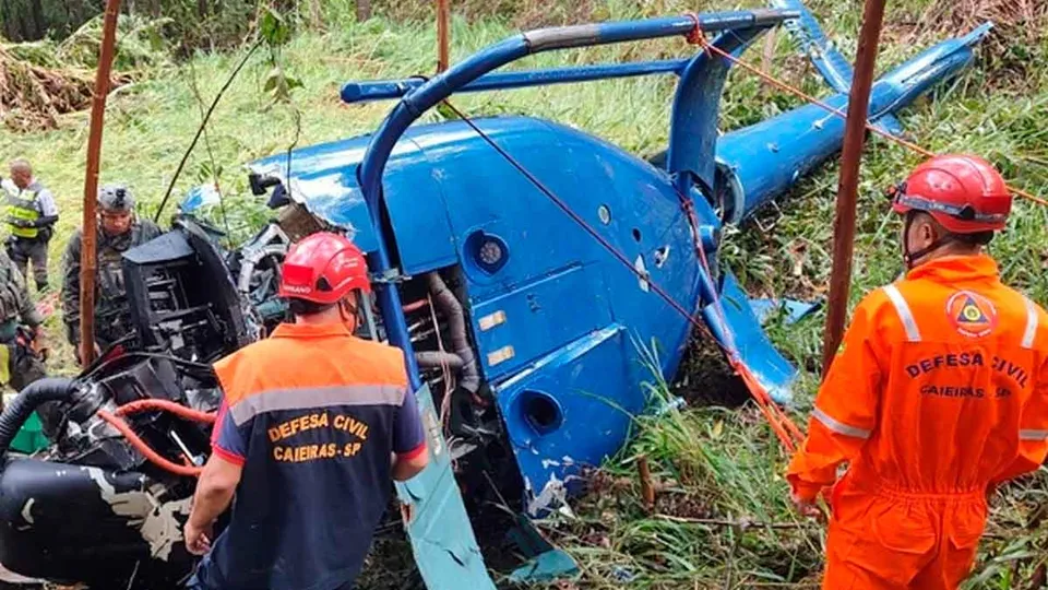 Piloto e menina passam a noite na mata após queda de helicóptero em Caieiras, SP