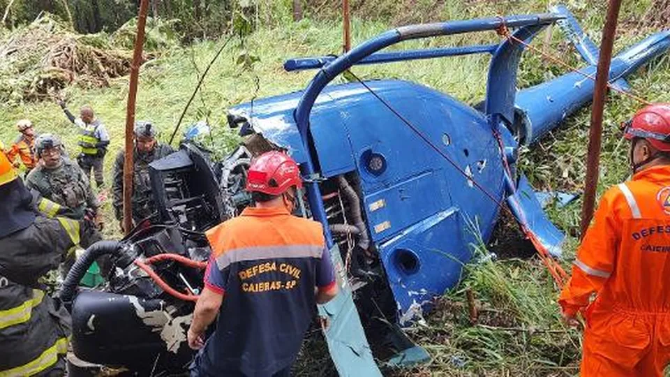 Após a queda de um helicóptero em Caieiras (SP), piloto e menina de 12 anos aguardaram socorro em mata fechada. Tragédia deixou dois mortos.